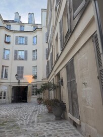 部屋から中庭の眺め