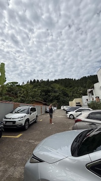 Um estacionamento super amplo com muito espaço