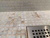 Fehlende Fliesen in der Badewanne