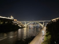 La vue du balcon de la chambre à droite