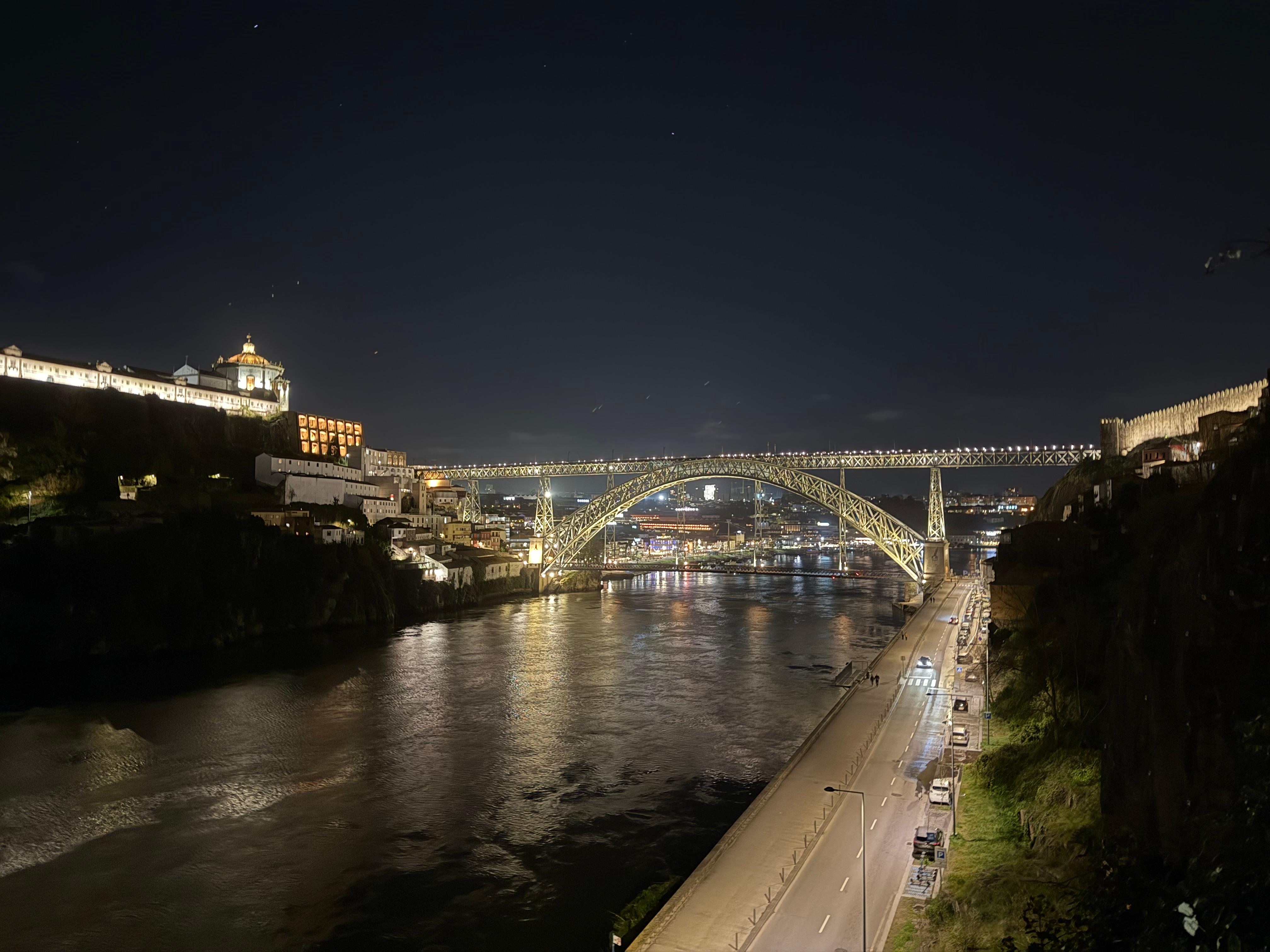 La vue du balcon de la chambre à droite 