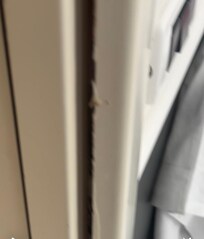 Dårlig stand. Lister som løsner