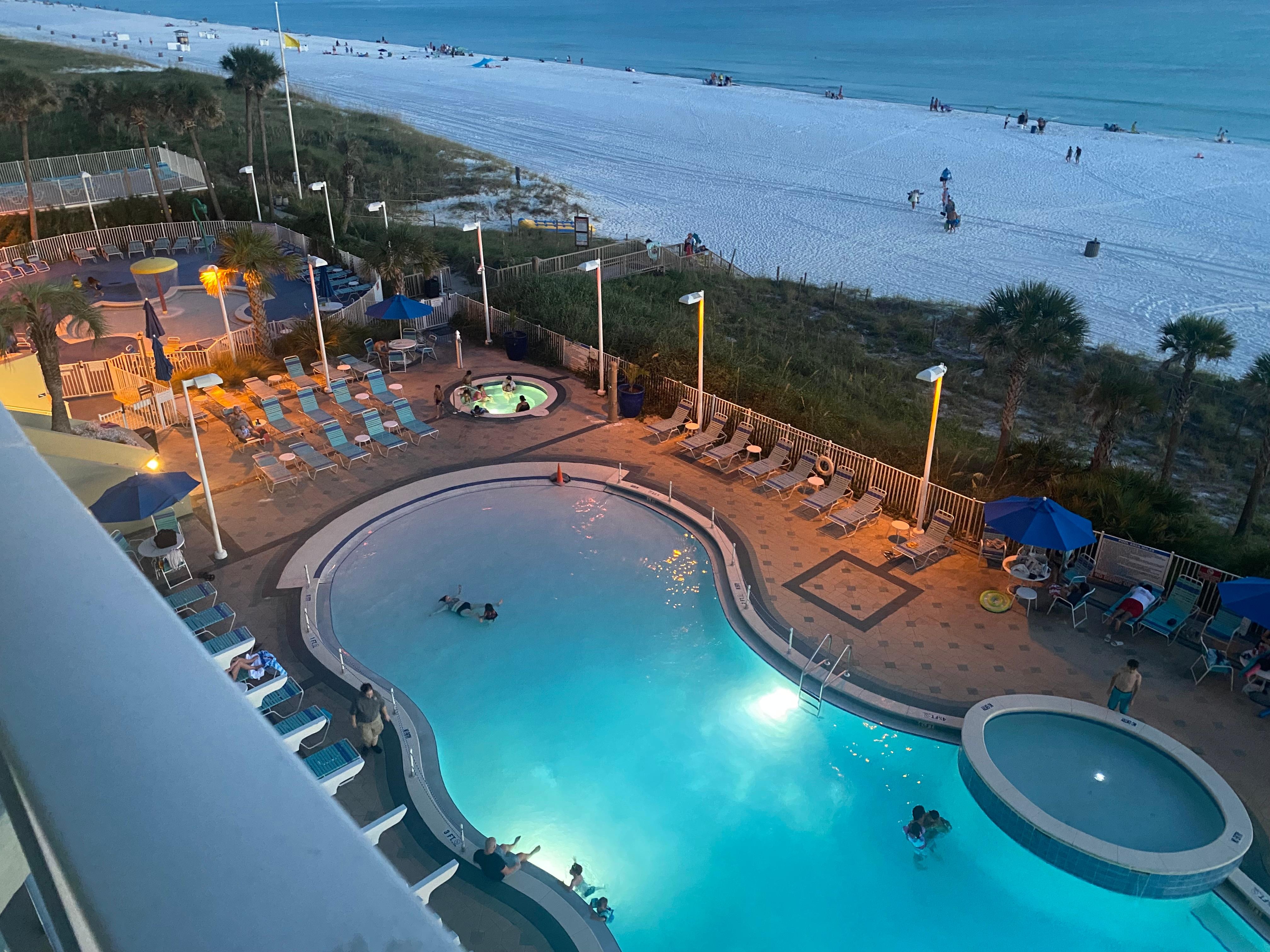 Great pool and Jacuzzi