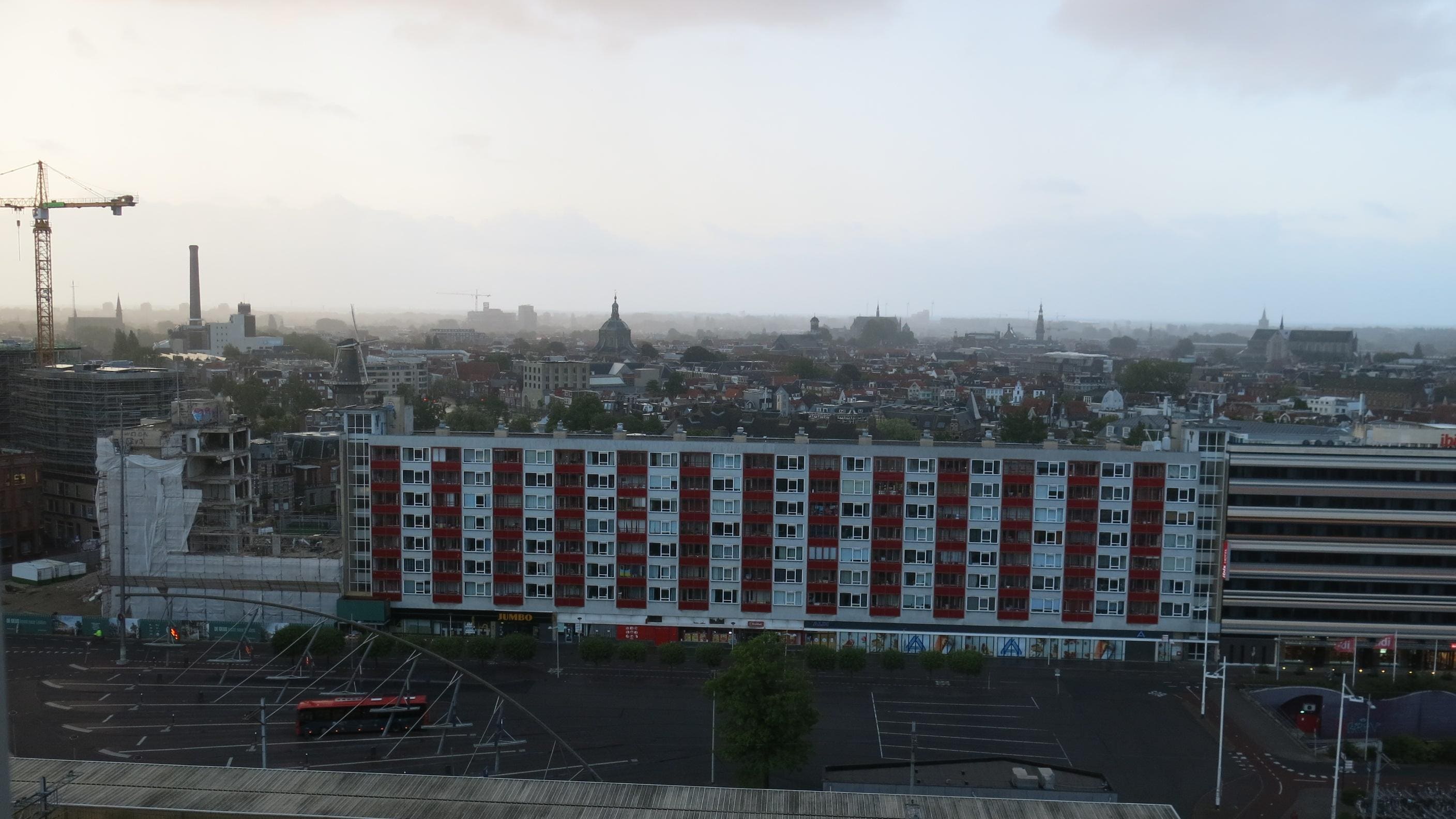 朝5時、ホテル11Fからの旧市内の眺め