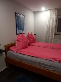 Schlafzimmer mit französischen Doppelbett