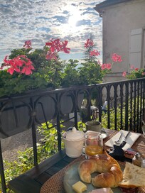 Frokosten nytes ute.