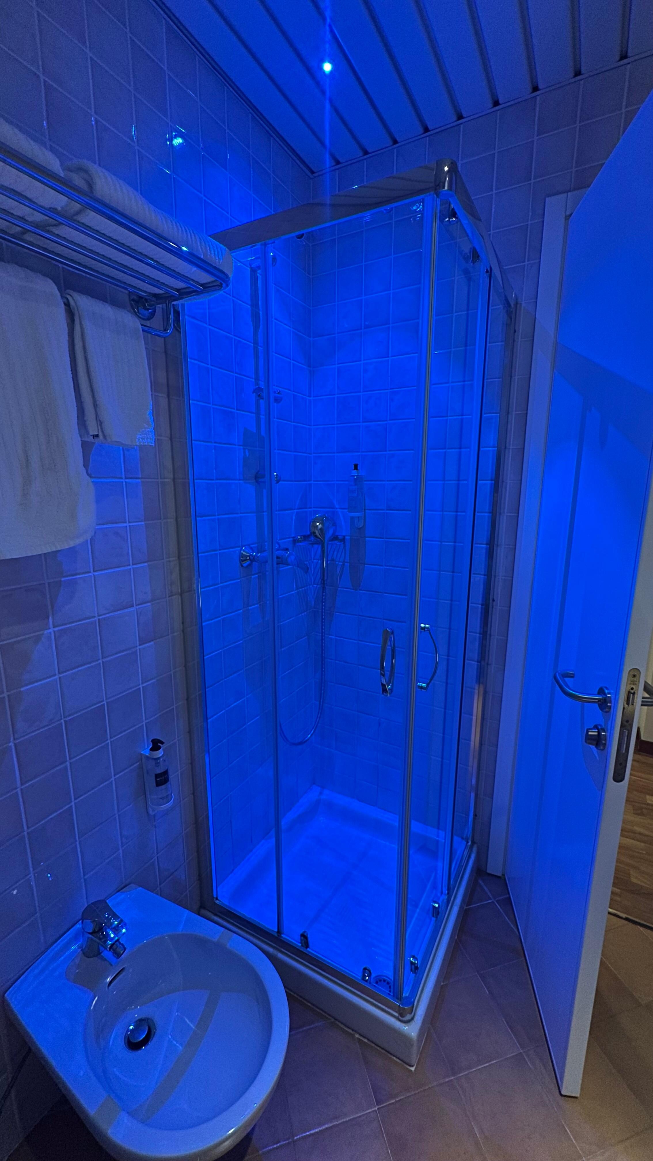 Het licht in de badkamer was blauw