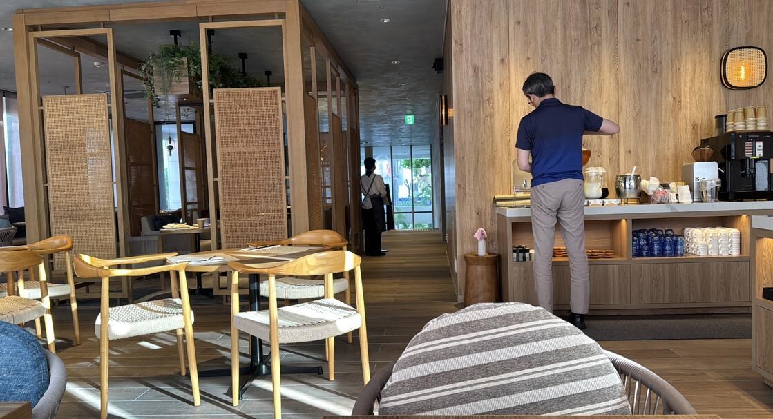 Level 2 breakfast area