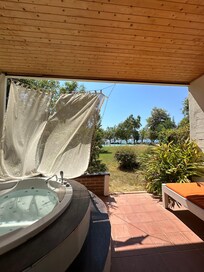 Vue avec le Jacuzzi/Spa de la chambre