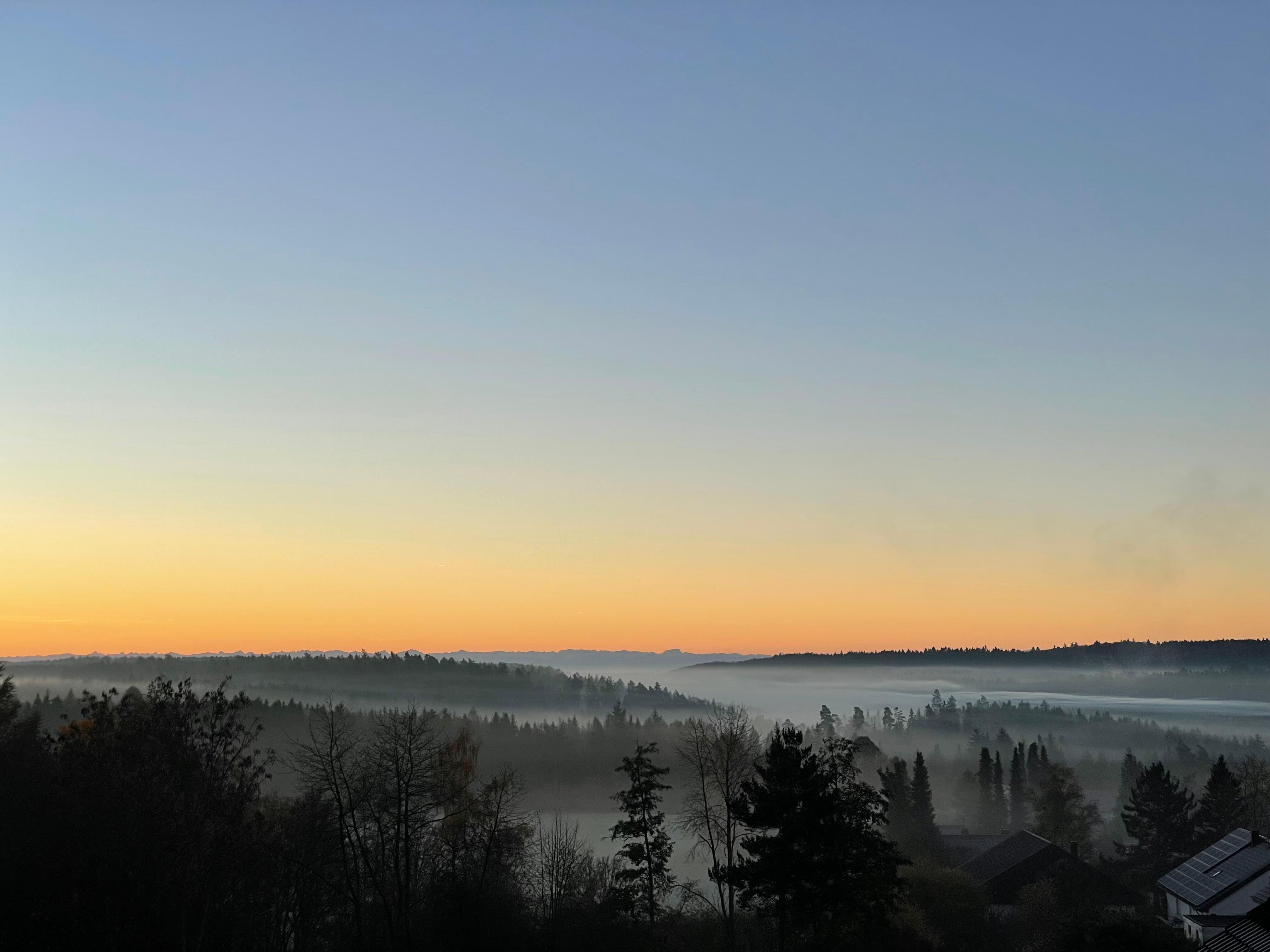 Blick auf die Berge im morgendlichen Sonnenschein
