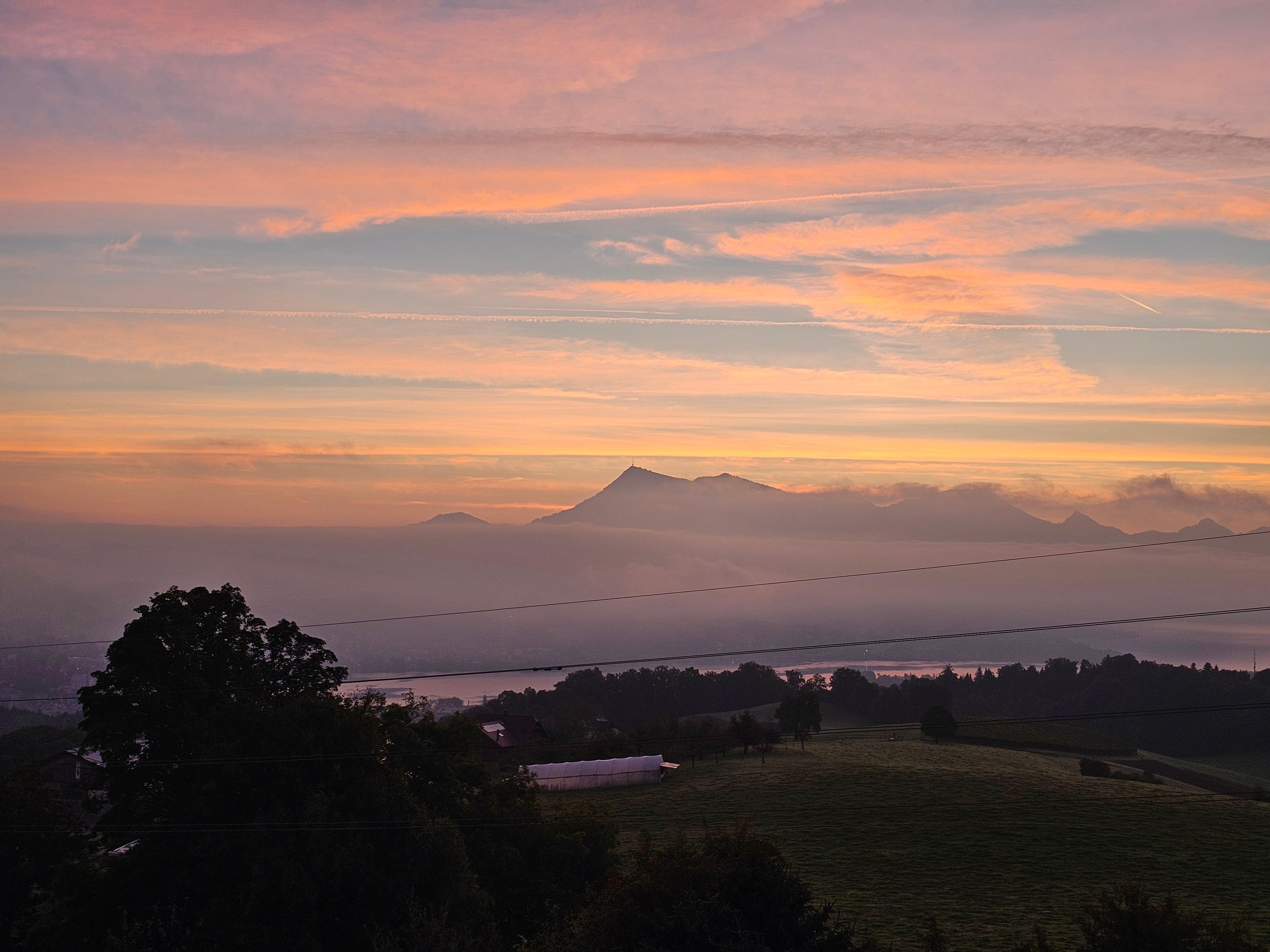 숙소에서 보이는 리기산(?)