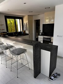Blick in die offene KĂŒche. Alle W GerĂ€te vorhanden