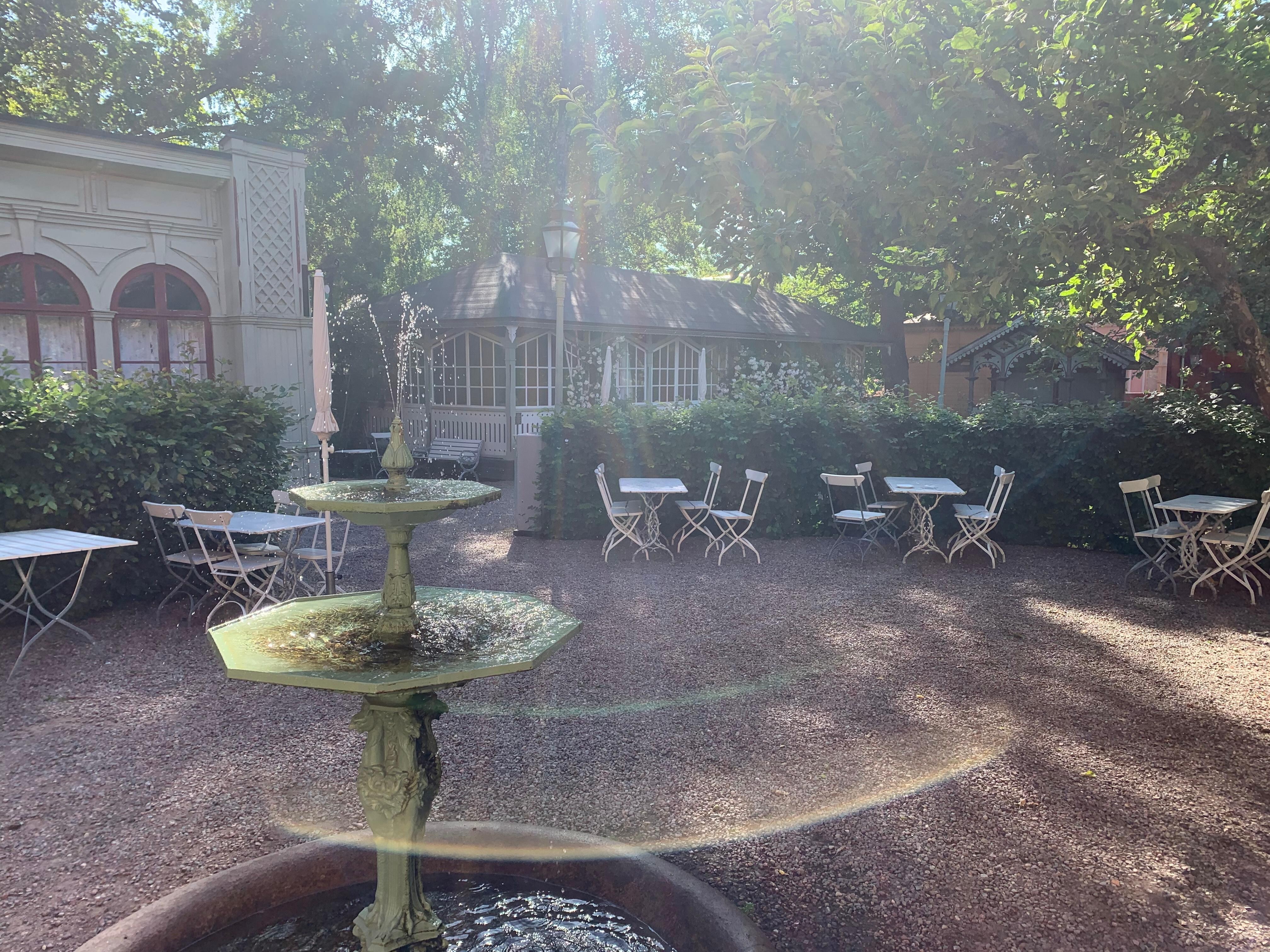 Frukosten serveras i denna fantastiska miljön. 