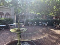 Frukosten serveras i denna fantastiska miljön.