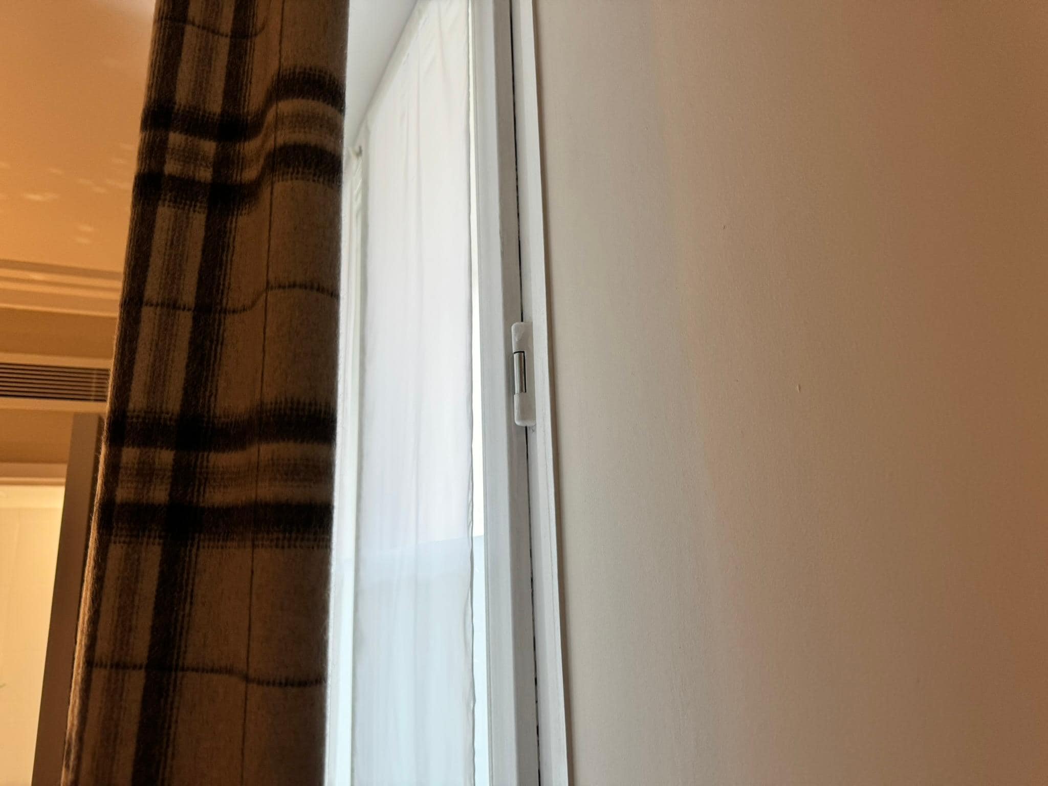 Essa é a distância da cortina black-out da parede. O quarto inteiro se ilumina quando o sol nasce.