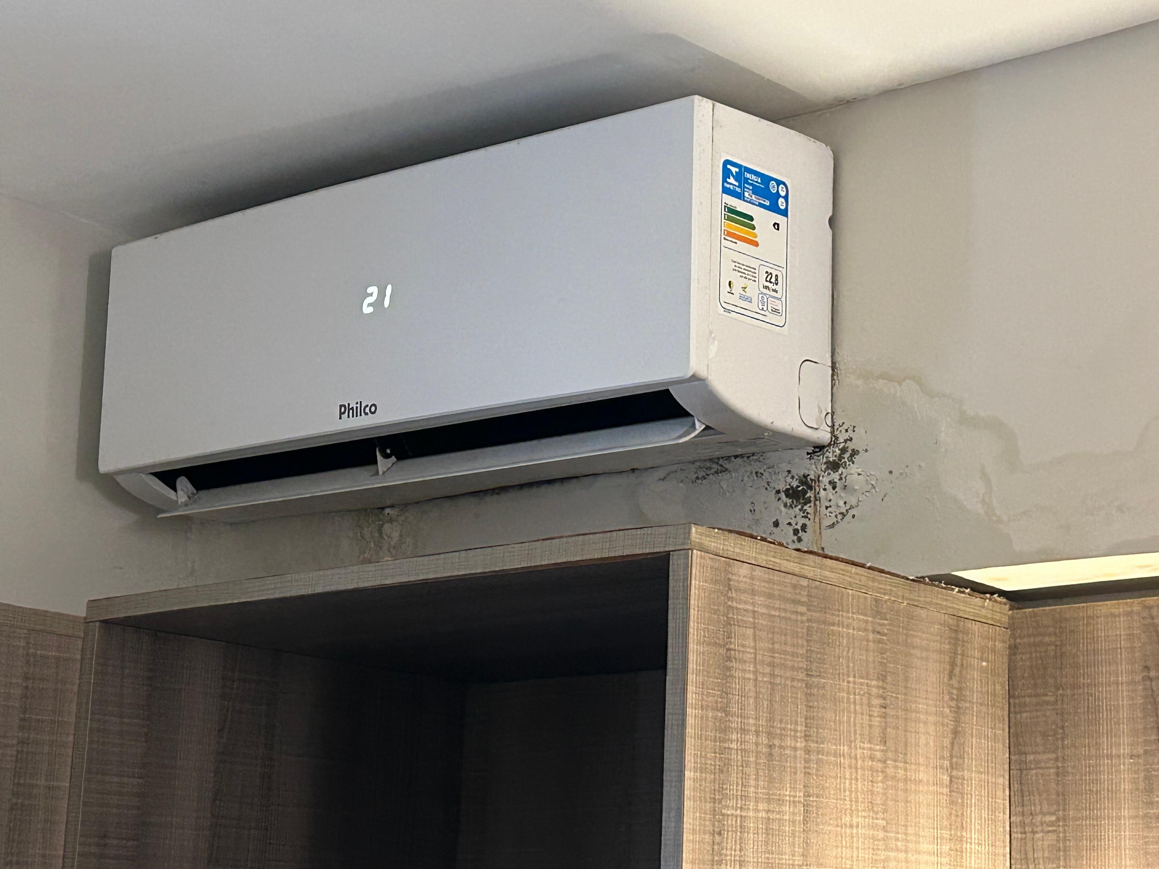 Primeiro quarto com mofo e mt poeira nos armario.