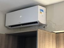 Primeiro quarto com mofo e mt poeira nos armario.