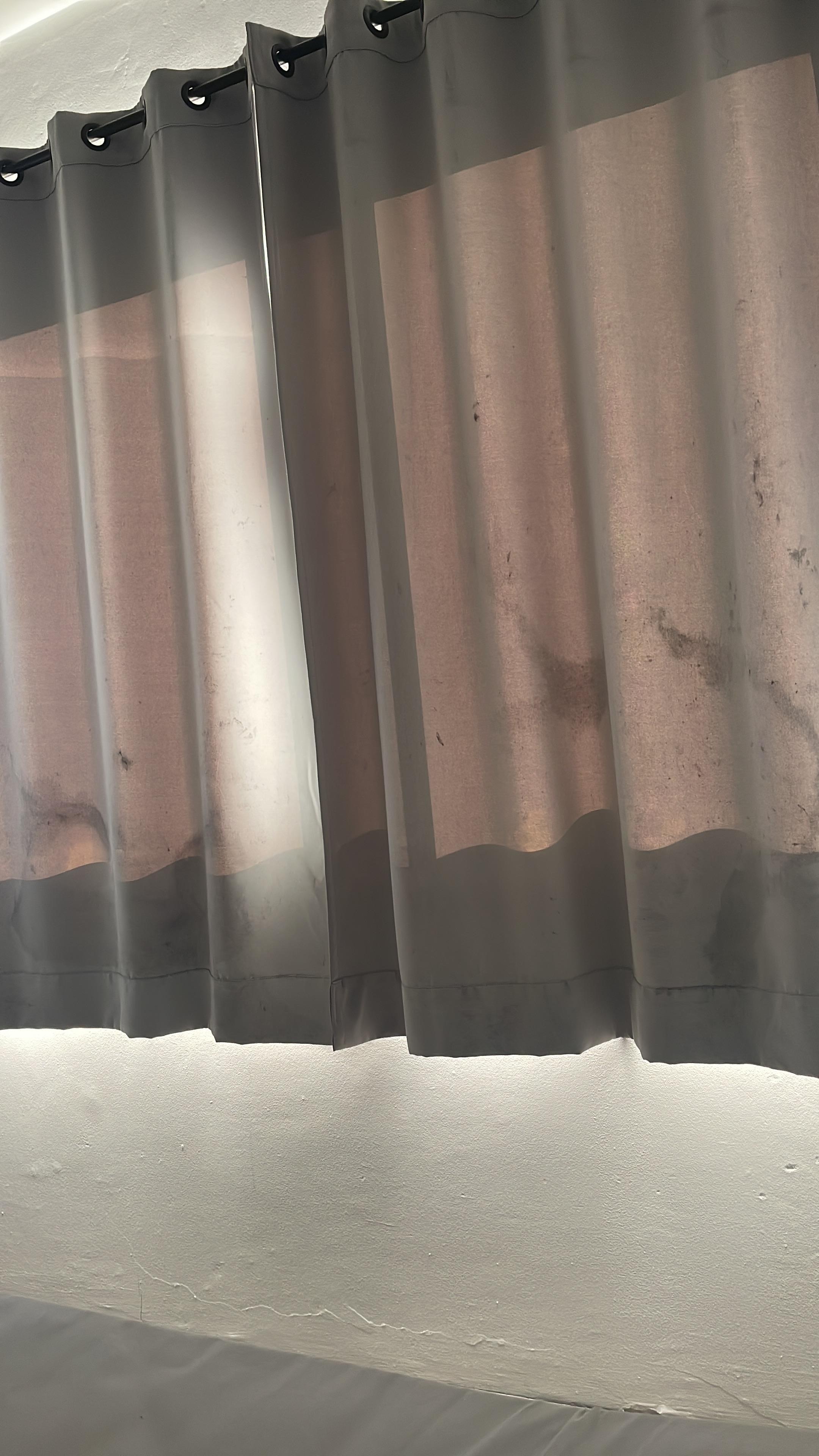 Olha o estado da curtina, que não era blackout! 