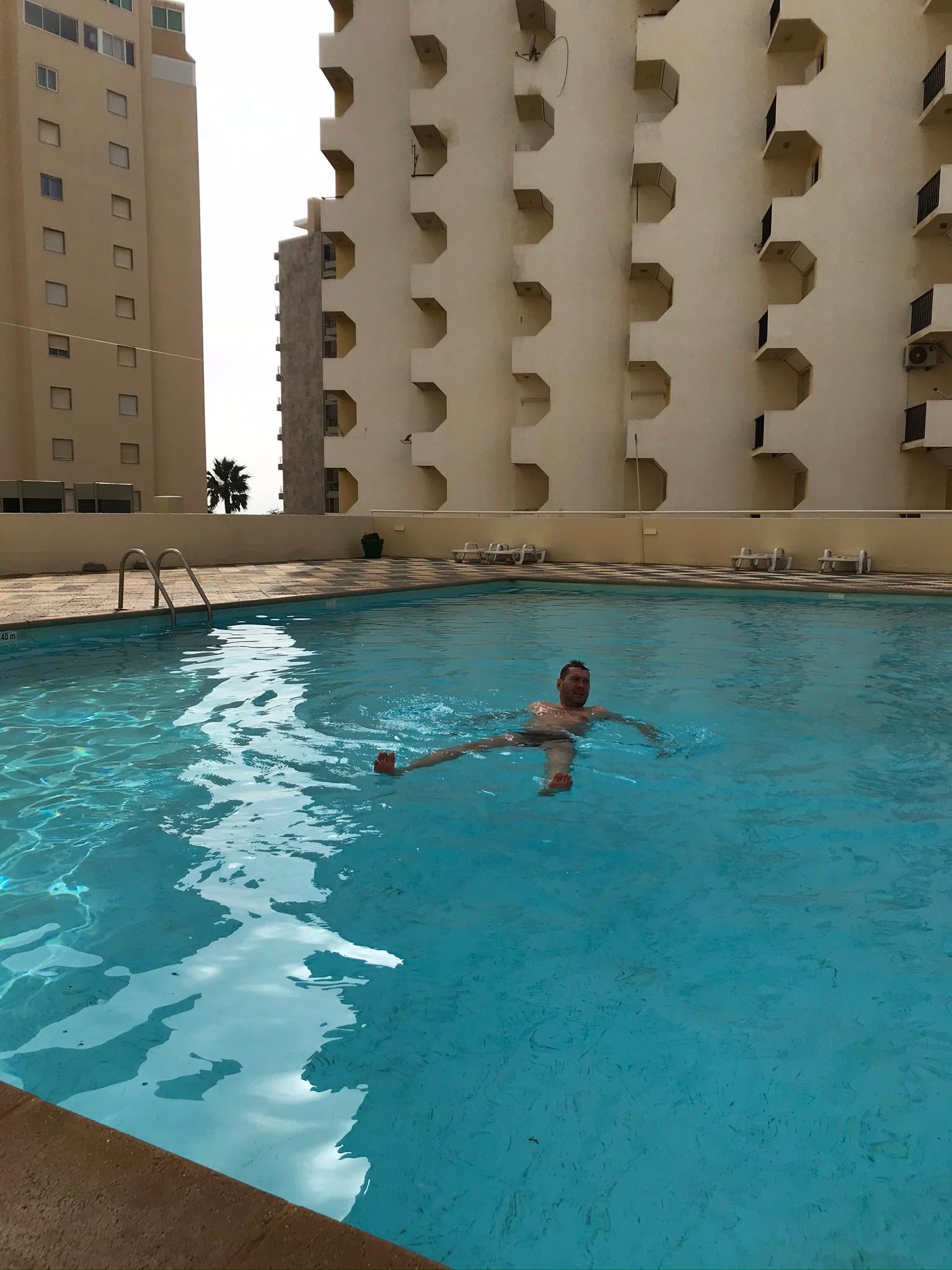 Открытый бассейн на втором этаже.