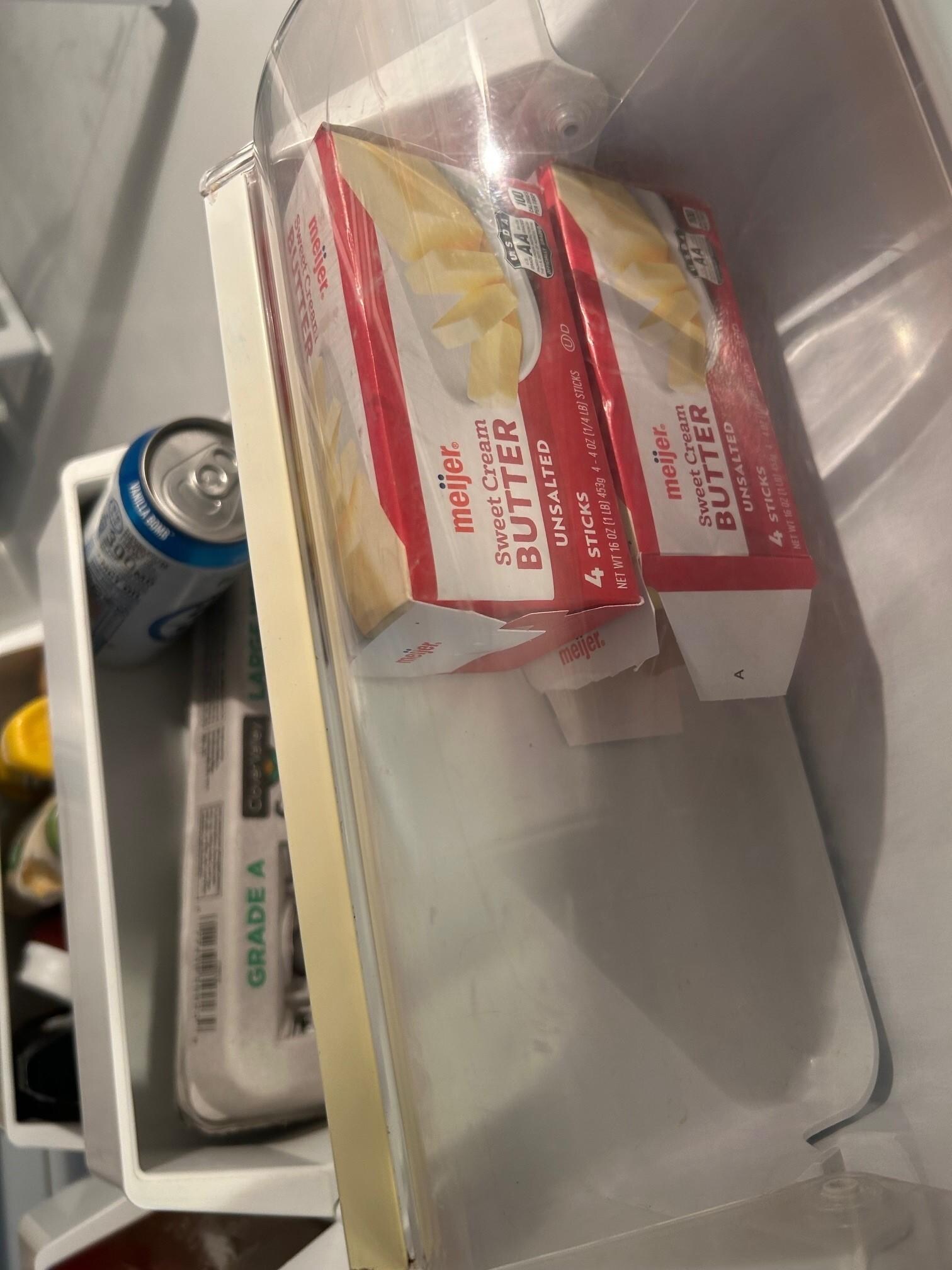 Food and lack of cleaning in the refrigerator on arrival.