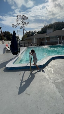 El área de la alberca es perfecta cómoda limpia y muy refrescante