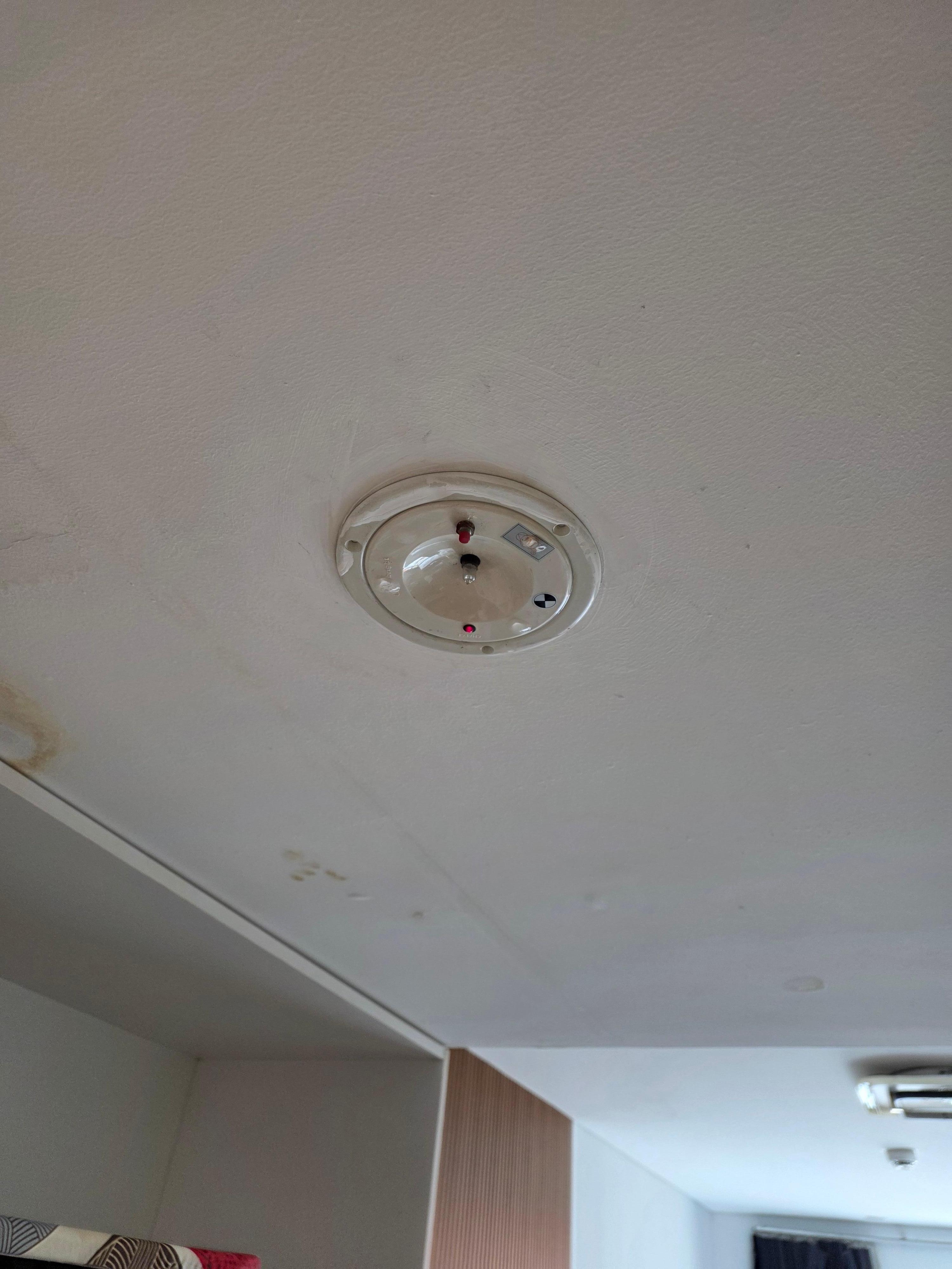 Even after wiping it, the water kept flowing, and I finally gave up. My leather shoes were soaked, and the soles were about to fall apart. The next day I had to prepare new shoes just to go to work.