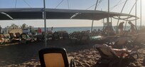 Livet på stranden, mycket motorsport och lekande ungar. Något kornig sand.
