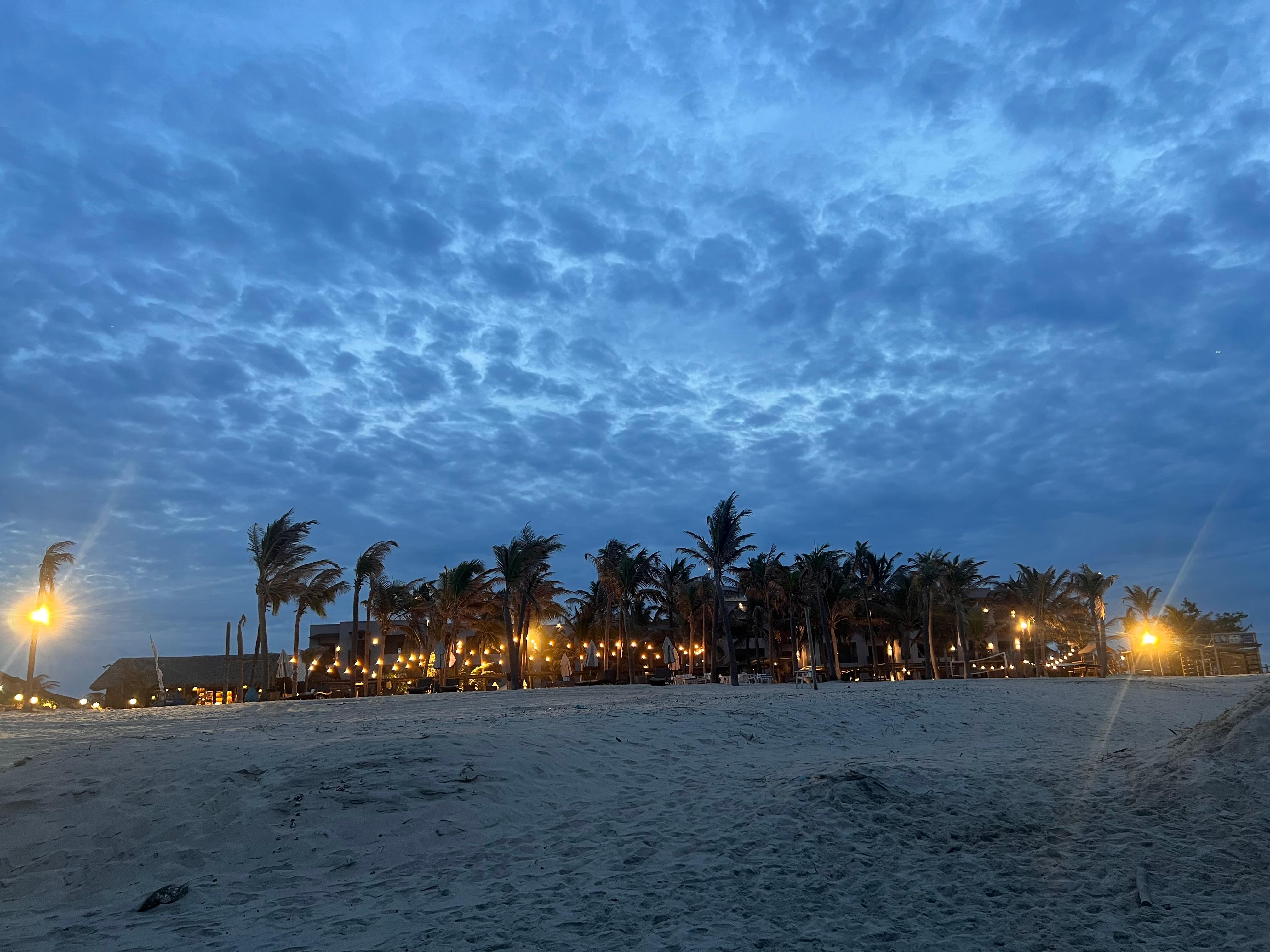 Foto da pousada a noite. 