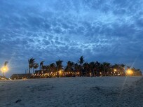 Foto da pousada a noite.