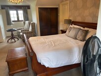 Stilige, klassiske møbler.