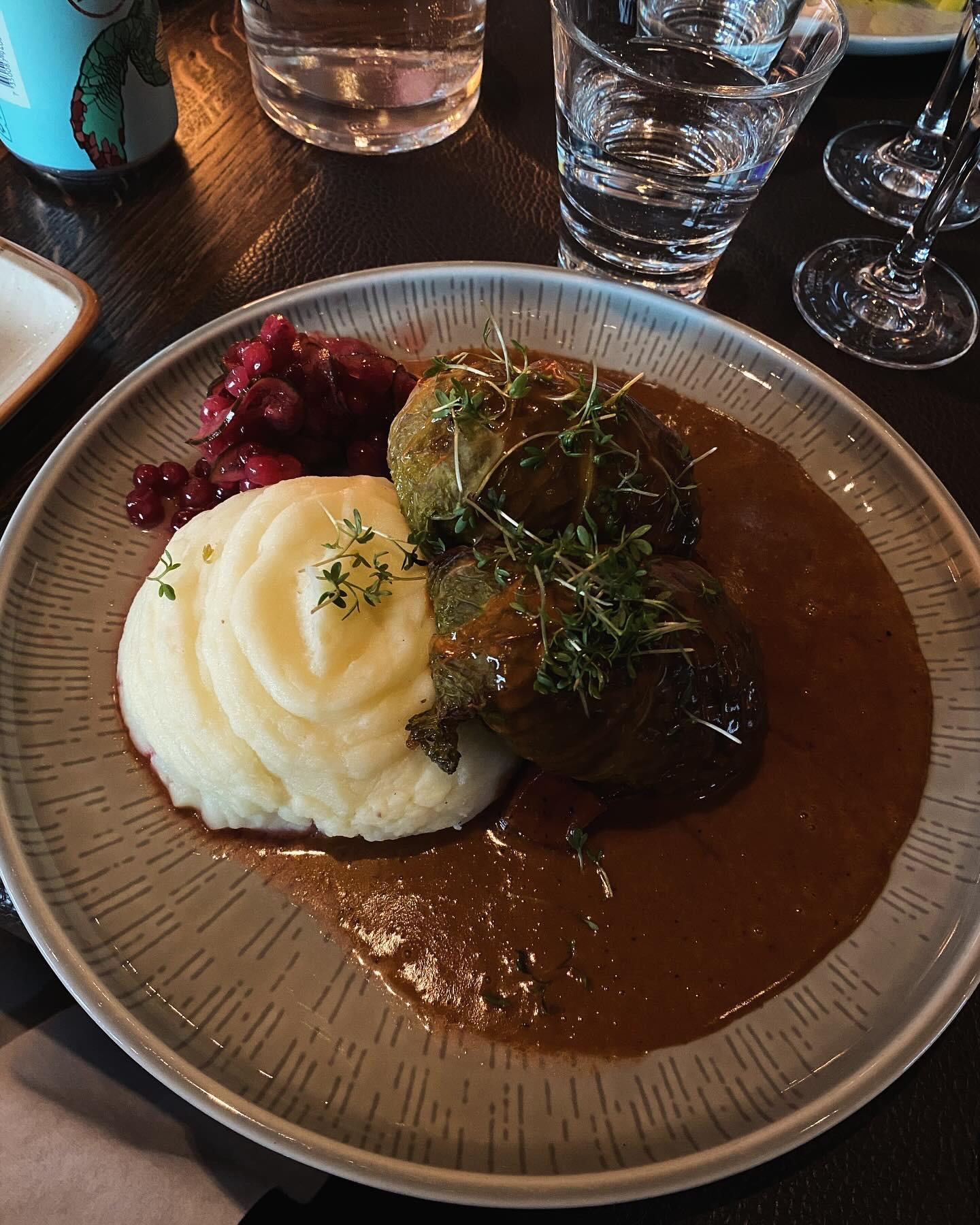 Kåldolmar - generös portion även om ration kött/kål inte var vår preferens.