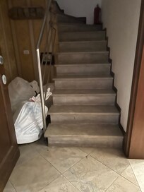 Esta es la entrada al departamento que nos rentaron , como verán hay sacos de ropa para lavandería amontonados