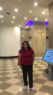 En el lobby muy iluminado, te guardan maletas sin costo.