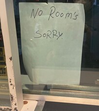 Aunque haya reserva pagada y confirmada, no respetan y no garantizan las habitaciones.