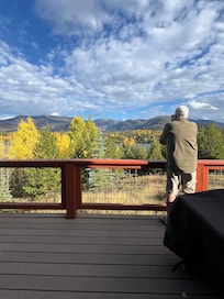 My husband loved the deck and viewing the beautiful lake just below