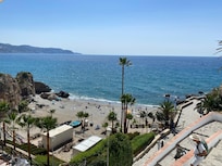 Calahonda Beach 2 mins away