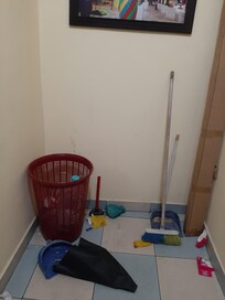 Diese Müll und Unrat befand sich im Flur direkt neben unserer Zimmer bei check-in und bei Checkout nach zwei Nächte war immer noch da