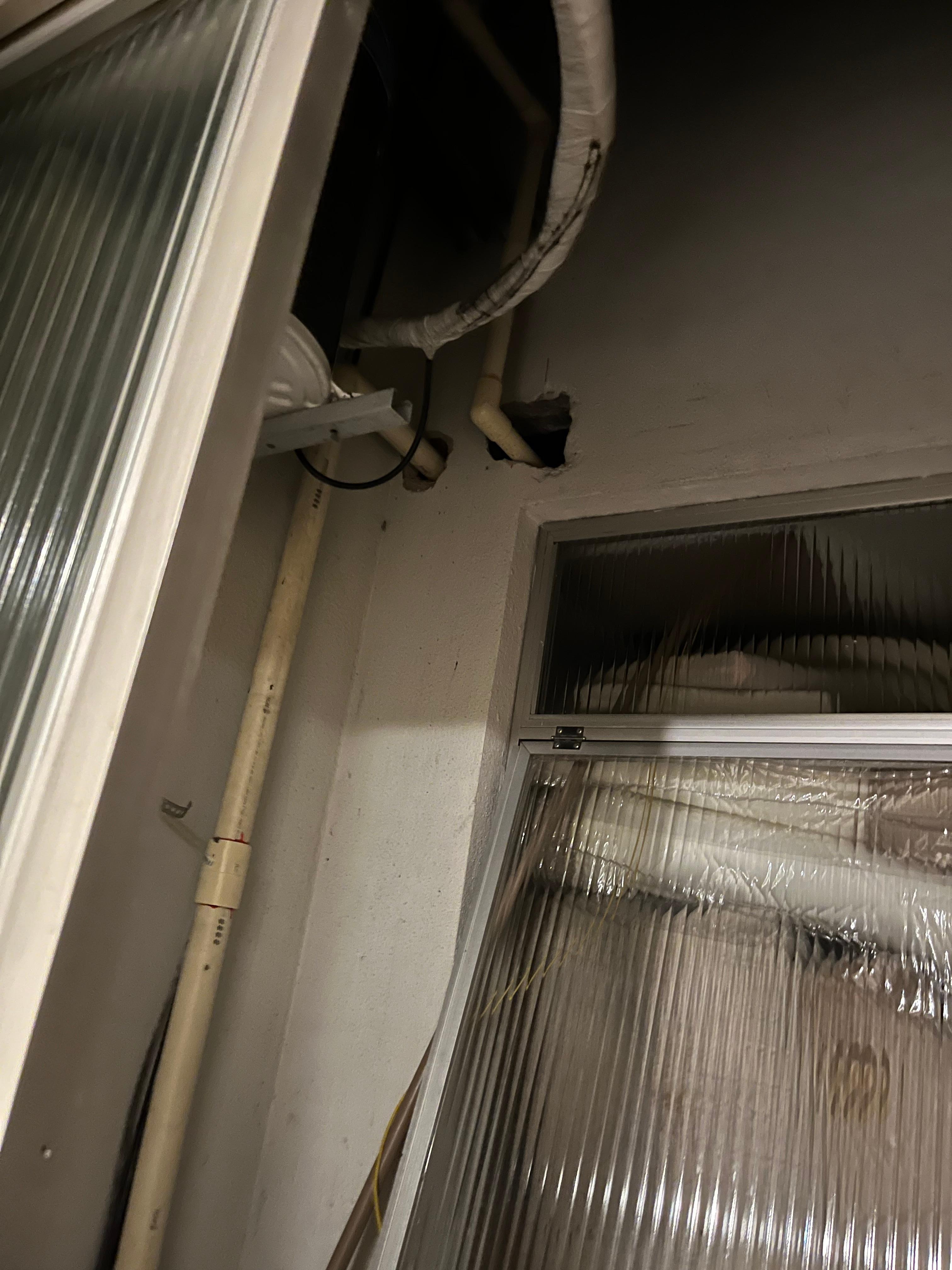 Não tem como ver uma nesga de céu. O ar não circula no quarto.