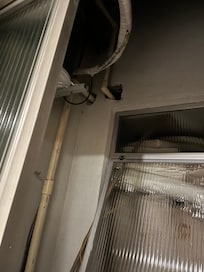 Não tem como ver uma nesga de céu. O ar não circula no quarto.