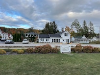 The corner Arbor Cottage is located on is BIZZZZY, but there's free street parking across the way too for easier exits.