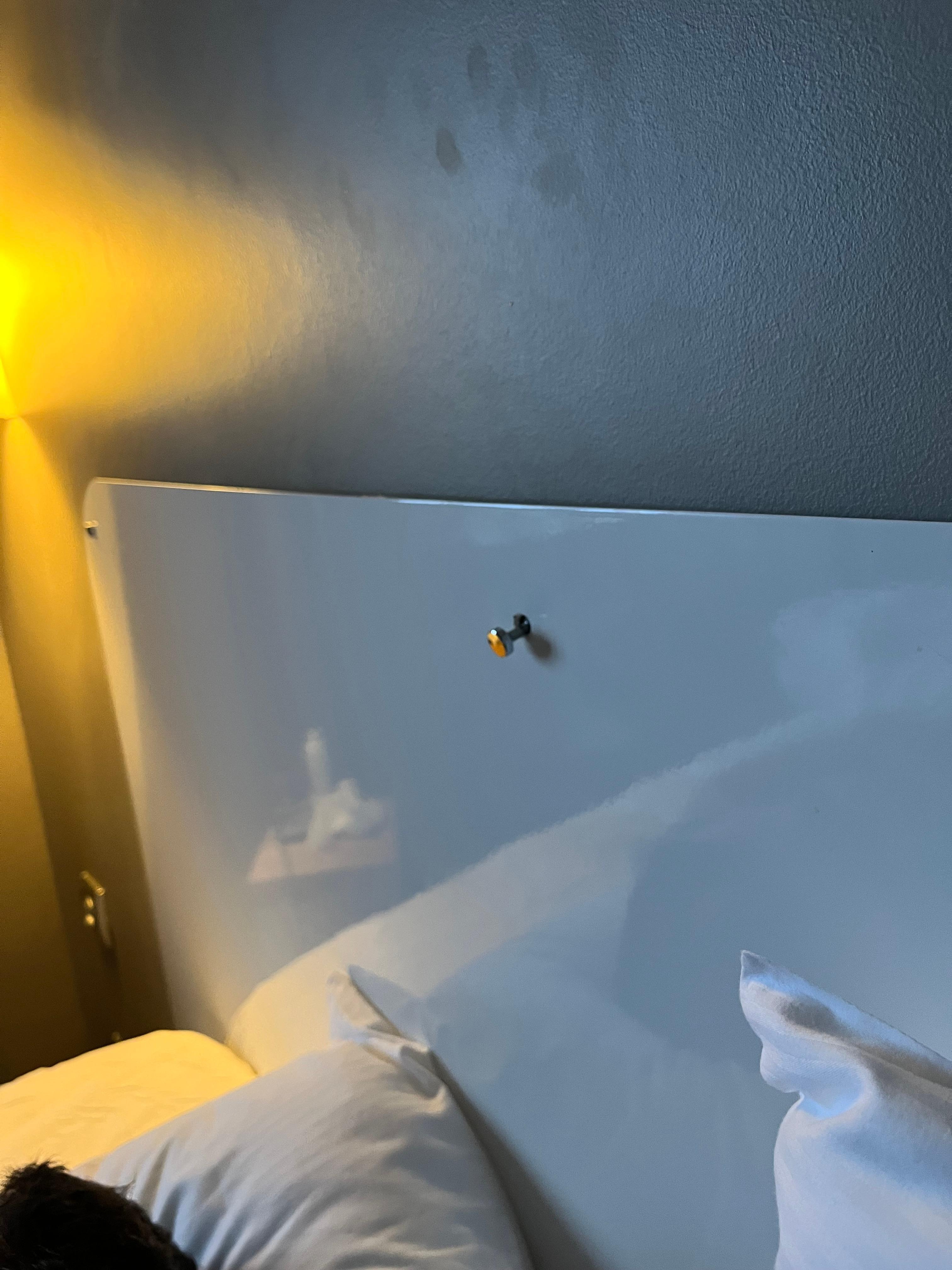 Tête de lit bancale et attaches dévissées / cassées 