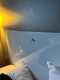 Tête de lit bancale et attaches dévissées / cassées