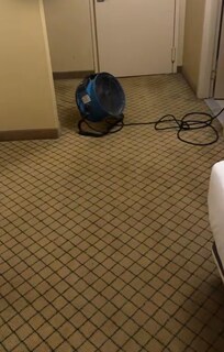 No aire acondicionado baño sucio