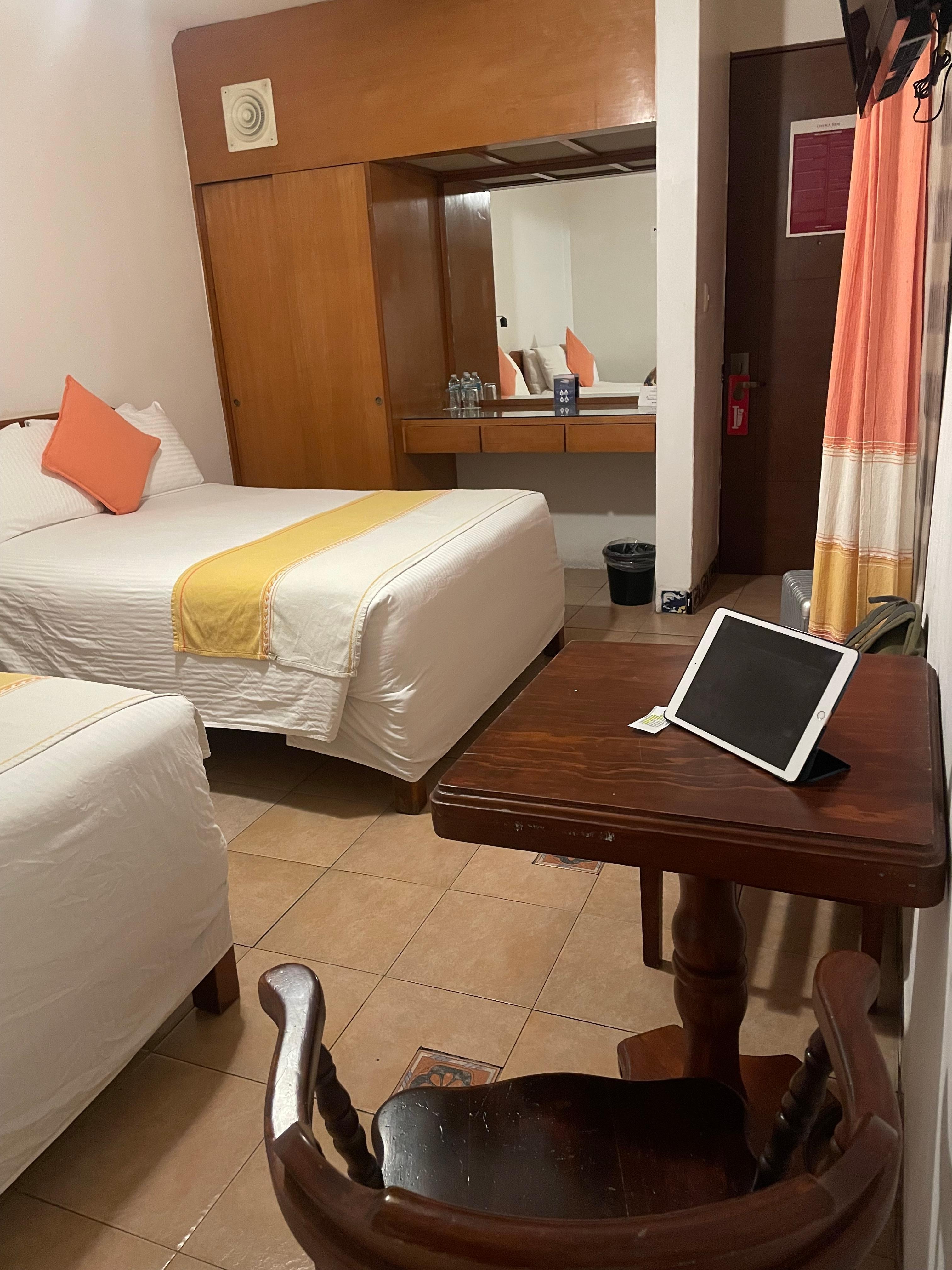 Jolie chambre, fenêtre donnant sur un puits de lumière intérieur 