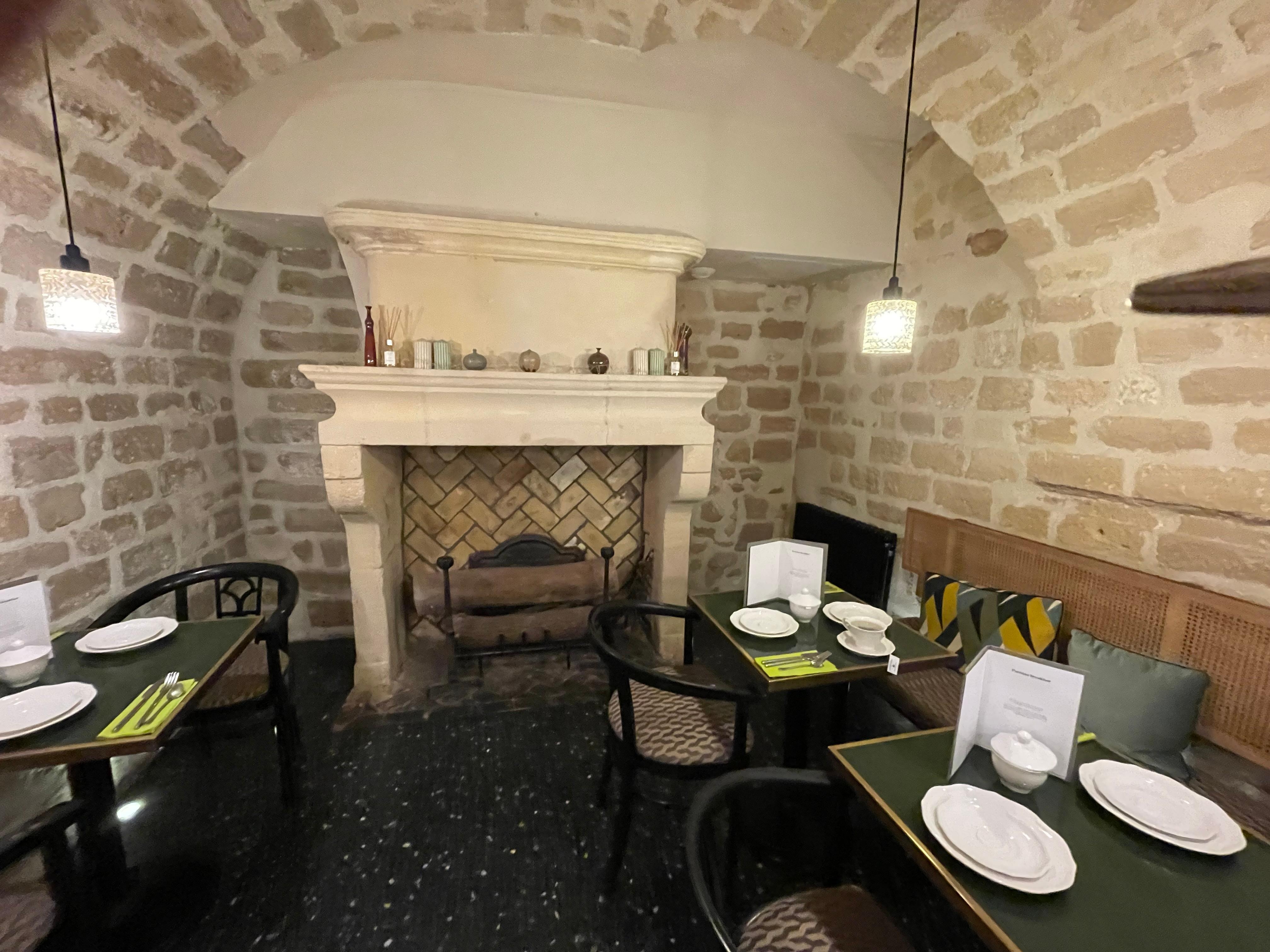 Frukostmatsalen i källarvalven