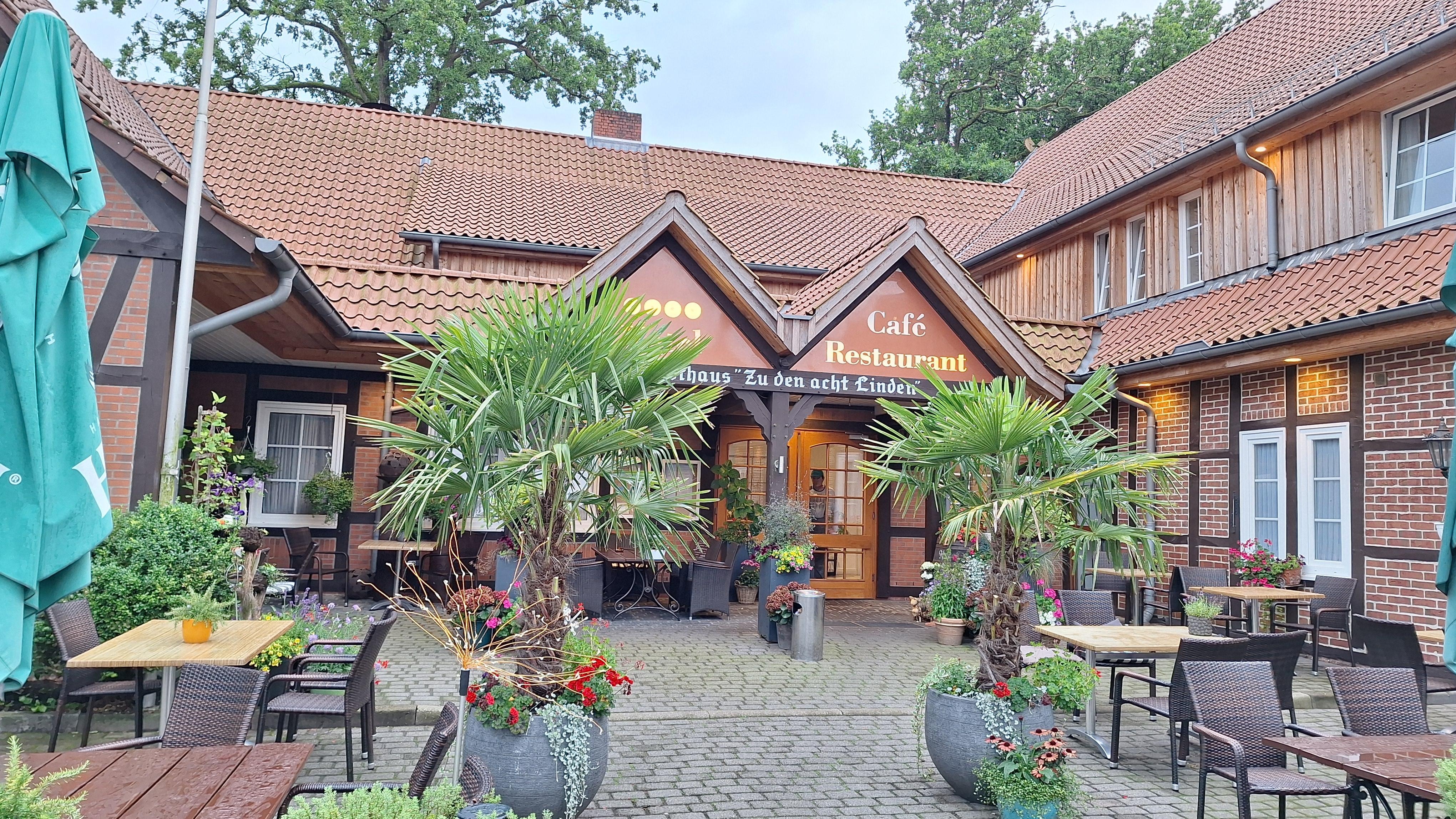 Hotellet set fra gården og p-plads