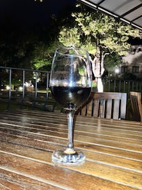 Um bom vinho no terraço do restaurante. Parte externa cinematográfica.