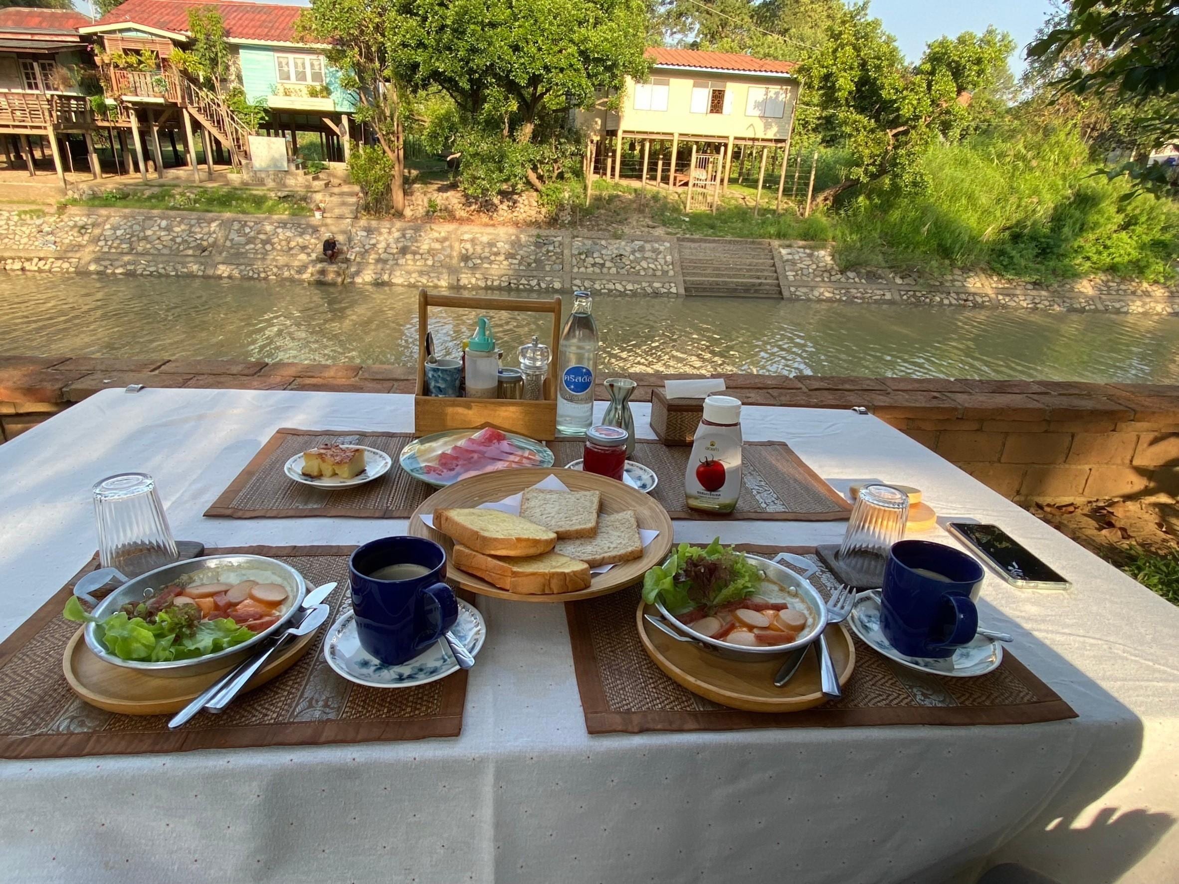 朝食はパンのほか、カオマンガイも選べた。