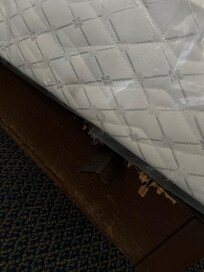 Une barre de fer pour maintenir le lit.