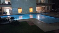 la piscine de nuit.